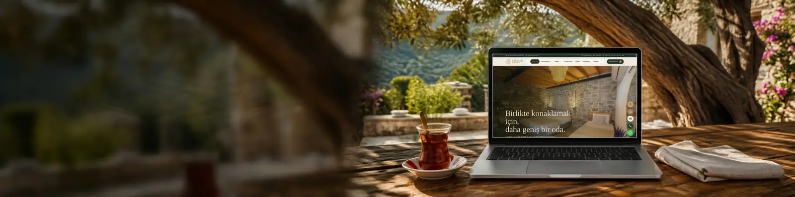 Ağaçaltı Küçükköy taş konaklama web sitesi laptop bahçe sahnesi